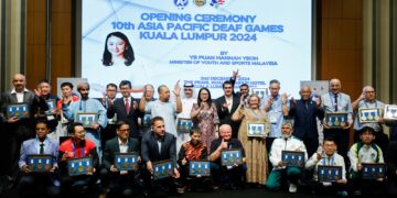 Menteri Belia dan Sukan, Hannah Yeoh bergambar bersama wakil setiap kontinjen yang bertanding pada Majlis Perasmian Kejohanan Sukan Orang Pekak Asia Pasifik (APDG) ke-10, di Hotel Pearl, di sini hari ini. - UTUSAN/SHIDDIEQIIN ZON