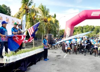 JEFRIDIN Atan (kiri) melepaskan acara Kayuhan Basikal Santai sempena FDK 2.0 di Taman Negara Tanjung Piai, Pontian.