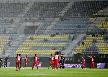 KEHADIRAN penonton semakin berkurangan untuk menyaksikan perlawanan Liga Malaysia di Stadium Sultan Mizan Zainal Abidin, Kuala Nerus. - UTUSAN/PUQTRA HAIRRY ROSLI