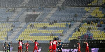 KEHADIRAN penonton semakin berkurangan untuk menyaksikan perlawanan Liga Malaysia di Stadium Sultan Mizan Zainal Abidin, Kuala Nerus. - UTUSAN/PUQTRA HAIRRY ROSLI