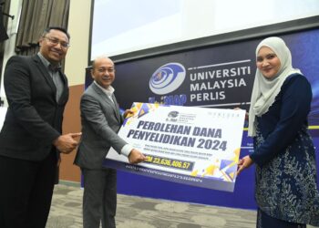 ZALIMAN Sauli (tengah) pada majlis penghargaan penyelidikan dan inovasi 2024 di Auditorium Tuanku Syed Sirajuddin, Arau, Perlis semalam.-UTUSAN/IZLIZAN OTHMAN