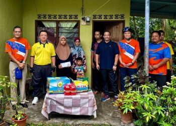 TUANKU Syed Faizuddin Putra Jamalullail menyampaikan sumbangan MAIPs kepada asnaf di Kampung Guring, Pauh, Perlis semalam.-UTUSAN