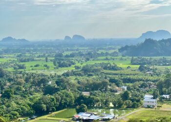 PEMANDANGAN indah dari atas Banjaran Nakawan di Wang Angin, Kangar, Perlis semalam. – UTUSAN/MOHD. HAFIZ ABD. MUTALIB