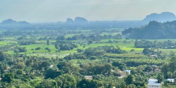 PEMANDANGAN indah dari atas Banjaran Nakawan di Wang Angin, Kangar, Perlis semalam. – UTUSAN/MOHD. HAFIZ ABD. MUTALIB