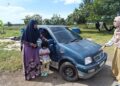 ZURAINI Kamal (kanan) meninjau keadaan kereta digunakan Nor Aza Hamzah (kiri) ketika mengunjungi kediamannya di Kampung Senjana, Mukim Titi Gajah, Alor Setar, Kedah, semalam.