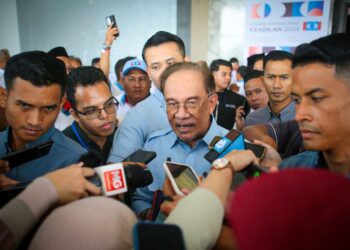 ANWAR Ibrahim ditemui pemberita selepas menghadiri Kongres Nasional Khas Keadilan 2024 di Shah Alam, Selangor, semalam. - UTUSAN / SADDAM YUSOFF