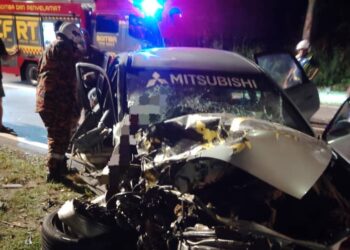 PEMANDU dan penumpang kereta Proton Waja maut  dalam kemalangan dengan sebuah lori di Taman Desa Skudai, Johor Bahru.