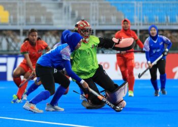 AKSI pasukan hoki remaja wanita kebangsaan ketika menentang Bangladesh pada Piala Remaja Asia Wanita 2024 di Stadium Hoki Oman, Muscat, semalam. - IHSAN AHF