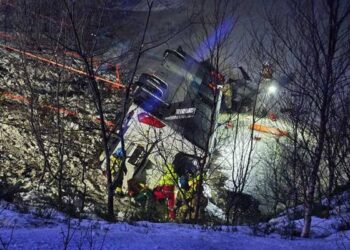 Anggota penyelamat menjalankan tugas di lokasi kejadian kemalangan melibatkan sebuah bas yang terbabas dari lebuh raya dan terjunam ke dalam tasik di Hadsel, Nordland, Norway, 26 Dis 2024. - Foto AP