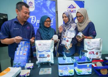 MARINAH Mohd Ariffin (dua kiri) bersama tiga penyelidik dari UMT menunjukkan produk OptiFeed pada Sidang Media Inovasi UMT di Putrajaya. - UTUSAN/ FAISOL MUSTAFA