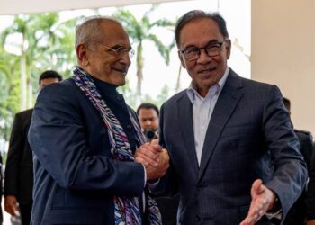 ANWAR Ibrahim menerima kunjungan Dr Jose Ramos-Horta di Seri Perdana, Putrajaya pada 2022 lalu. - GAMBAR PEJABAT PERDANA MENTERI