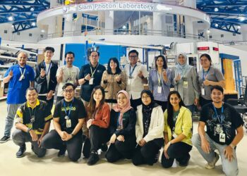 PENYELIDIK Unimap diketuai Prof Dr Mohd Mustafa Al Bakri Abdullah (baju hitam) mencipta sejarah apabila menjalankan ujikaji termaju di Thailand Synchrotron National Lab bagi membangunkan bahan pateri mesra alam.-UTUSAN