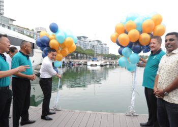 Menteri Besar Johor Datuk Onn Hafiz Ghazi melepasi belon sebagai gimik pada Majlis Pelancaran Pinetree Marina, Puteri Harbour, Iskandar Puteri di sini. UTUSAN/RAJA JAAFAR ALI