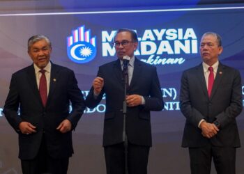 ANWAR Ibrahim ketika berucap pada Majlis Perhimpunan Bulanan bersama warga Jabatan Perdana Menteri (JPM), Putrajaya, semalam. 
– UTUSAN/FAISOL MUSTAFA