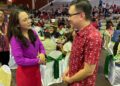 Phoong Jin Zhe (kanan( semasa beramah mesra dengan bekas Timbalan Ketua Wirawati Warisan, Jo-Anna Sue Henley Rampas pada Majlis Rumah Terbuka Krismas Di Kota Kinabalu, hari ini