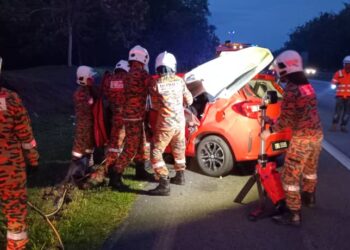 BAHAGIAN hadapan kereta dinaiki empat mahasiswi UTeM remuk selepas terbabas di Kilometer 186.7 Lebuhraya Utara Selatan (PLUS) arah utara berhampiran Jasin, Melaka.