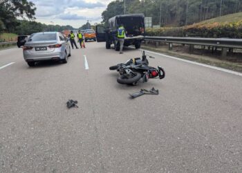 SEORANG penunggang motosikal maut selepas kenderaannya merempuh besi penghadang jalan ketika cuba mengelak sebuah lori di Kilometer 29.3 Lebuhraya Linkedua, di Kulai, semalam.