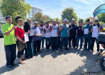 HAZIQ Asyraf Dun (lima dari kanan) bersama wakil NGO membuat laporan polis ke atas dua pemimpin DAP di IPD Kangar, Perlis, hari ini. -UTUSAN/ASYRAF MUHAMMAD