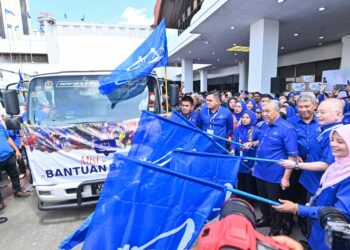 AHMAD Zahid Hamidi ketika acara pelepasan bagi Misi Sukarelawan Pasca Banjir Puteri Barisan Nasional di Kuala Lumpur. - UTUSAN/SYAKIR RADIN