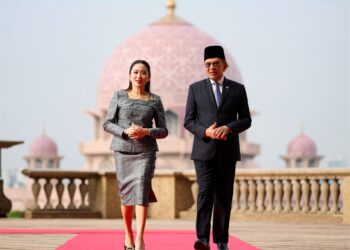 ANWAR Ibrahim menyambut ketibaan Perdana Menteri Thailand, Paetongtarn Shinawatra di Bangunan Perdana Putra, Putrajaya semalam.