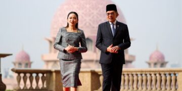 ANWAR Ibrahim menyambut ketibaan Perdana Menteri Thailand, Paetongtarn Shinawatra di Bangunan Perdana Putra, Putrajaya semalam.