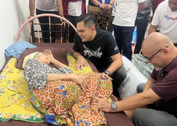 MUHAMMAD Akmal Saleh (tengah) bertanya khabar mangsa banjir di Kampung Jeram Hulu dekat Kuala Nerus, Terengganu hari ini. - UTUSAN KAMALIZA KAMARUDDIN