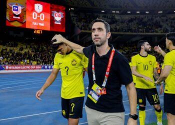 Reaksi kecewa Jurulatih Harimau Malaya, Pau Marti Vicente dan barisan pemain negara selepa gagal ke separuh akhir Piala ASEAN 2024. Foto: SHIDDIEQIIN ZON