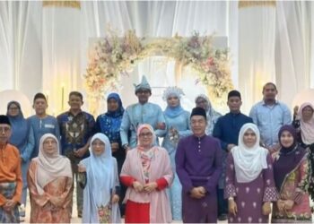 SABARIAH Saidan ( tengah ) bersama pasangan pengantin baharu yang menyertai program Anggun Suri peringkat Parlimen Kuala Krau dii Balora Mastika Jengka, Pahang, semalam. – UTUSAN/ SALEHUDIN MAT RASAD