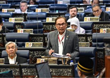 ANWAR Ibrahim di Dewan Rakyat, semalam. - JABATAN PENERANGAN