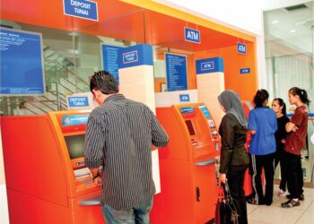 PERSATUAN pengguna mendakwa caj RM1 menggunakan mesin ATM menindas pengguna. - GAMBAR HIASAN