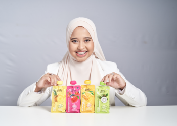 SITI Aisyah Kamaruddin menunjukkan produk Ayaq World keluaran syarikatnya.