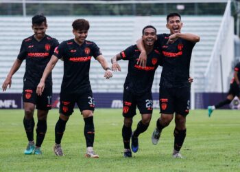 Pemain Terengganu FC, Muhammad Alif Zakaria (dua dari kanan), meraikan jaringannya pada perlawanan Liga Super 2024 menentang Kelantan Darul Naim di Stadium Selayang, di sini hari ini.-UTUSAN/SHIDDIEQIIN ZON