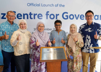 ANUSHA Thavarajah (tiga dari kanan), bersama Sean Wang (kanan), Profesor Dr. Yatimah Alias (tiga dari kiri) pada Majlis Pelancaran Allianz Centre for Governance (ACFG) di Universiti Malaya hari ini.