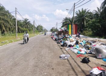 KEADAAN sampah yang bertaburan sehingga di atas jalan raya di Pusat Sisa Lestari (PSL)  di Kampung Bahagia Teluk Intan, semalam.
– UTUSAN/AIN SAFRE BIDIN