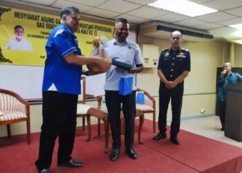 MOHD. Rofik Mohd. Yusof (kiri) menyampaikan cenderamata kepada Arul Kumar yang merasmikan Mesyuarat Agung GPBSM Kali Ke-13 di Seremban, semalam.