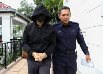 MOHD. Nazri Abdul Razak dibawa ke Mahkamah Tinggi Ipoh semalam untuk perbicaraan kes bunuh pelajar yang dihadapinya. – UTUSAN/MUHAMAD NAZREEN SYAH MUSTHAFA