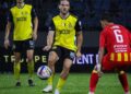 PEMAIN Perak FC, Luka Milunovic cuba melepasi halangan pemain Selangor FC, Nooa Hamzah Laine dalam perlawanan Liga Super di Stadium MP Manjung semalam. - UTUSAN/GAMBAR PERAK FC