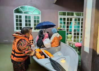 ANGGOTA bomba menyelamatkan empat sekeluarga di Kampung Teluk Kalong, Kemaman, Terengganu yang terperangkap selepas rumah mereka dinaiki air, hari ini.