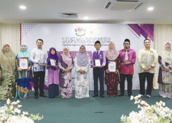 RASHINAH Abdul Hamid (tengah) bersama pelajar terbaik lelaki dan perempuan Pencapaian Sekolah Rendah Agama (UPSRA) 2024 di Masjid Saidina Othman, Cheras semalam.