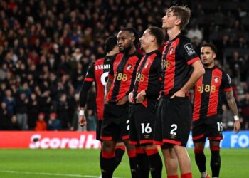 Pemain pertahanan Bournemouth, Dean Huijsen (dua dari kanan) meraikan jaringan gol bersama rakan sepasukan dalam saingan Liga Perdana Inggeris menentang Tottenham Hotspur pagi ini. - AFP