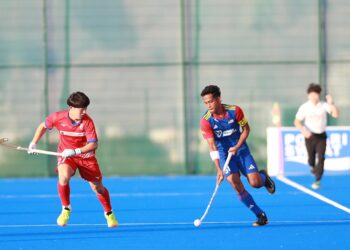 PEMAIN hoki remaja negara, Che Nur Aqilrullah Mohd Khairulzi Anwar cuba melepasi pemain Jepun ketika kedua-dua pasukan itu bertemu dalam aksi penentuan tempat ketiga dan keempat Piala Remaja Asia, Stadium Hoki Oman, Muscat, hari ini. - Ihsan Asian Hockey Federation