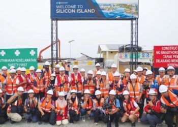 SEBAHAGIAN pengamal media serta warga kerja Penang Infrastructure Corporation Sdn. Bhd. (PIC) mengikuti lawatan ke Pulau Silikon di Pulau Pinang, baru-baru ini. – UTUSAN/IQBAL HAMDAN