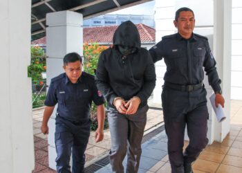 MOHD. Nazri Abdul Razak dibawa ke Mahkamah Tinggi Ipoh hari ini bagi perbicaraan kes bunuh yang dihadapinya. - UTUSAN/MUHAMAD NAZREEN SYAH MUSTHAFA