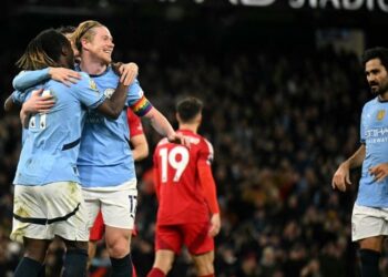 Kevin De Bruyne (dua dari kiri) meraikan jaringan gol kedua menentang Nottingham Forest dalam aksi Liga Perdana Inggeris di Etihad, pagi ini. - AFP