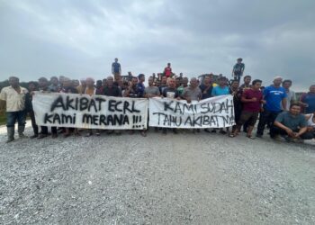 SEBAHAGIAN penduduk Mukim Batu Hitam berpiket secara aman di tapak pembinaan rel ECRL Kampung Batu Hitam, Pasir Puteh, Kelantan. UTUSAN/TOREK SULONG