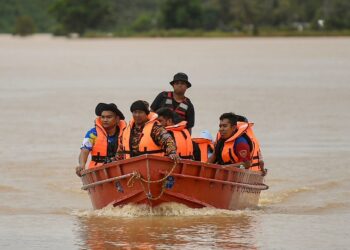 ANGGOTA bomba meneruskan pemantauan di lokasi yang masih terjejas banjir di sekitar negeri ini. - UTUSAN/ SHAHIR NOORDIN