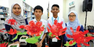 JOELSON Jefri (dua, kiri) dan Muhammad Haziq Han Hamzah (dua,i kanan) menunjukkan ‘Fairy Lamp’ yang dihasilkan daripada botol plastik terpakai bersama guru pembimbing, Nur Shasabila Shamsudin (kiri) dan Nurfarahiyah Mahmud (kanan) di Universiti Teknologi Mara (UiTM), Pasir Gudang.