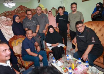 RAZARUDIN Husain dan Ab. Rauf Yusoh melakukan ziarah kasih pada Program Kerajaan Negeri bersama PDRM di Villa D'Acqua, Masjid Tanah, Melaka.