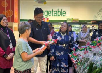 PENGERUSI Jawatankuasa Pembangunan Usahawan, Koperasi dan Hal Ehwal Pengguna negeri, Allex Seah Shoo Chin dan Norena Jaafar meninjau harga barangan selepas pelancaran SHMMP Krismas 2024 di sebuah pasar raya di Melaka. - UTUSAN/AMRAN MULUP