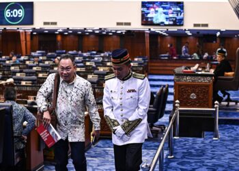 AWANG Hashim digantung 10 hari daripada menghadiri sidang Dewan Rakyat, semalam.